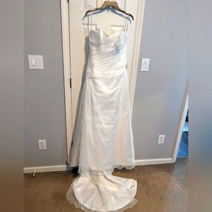 Strapless or one-shoulder white satin tulle unaltered wedding dress